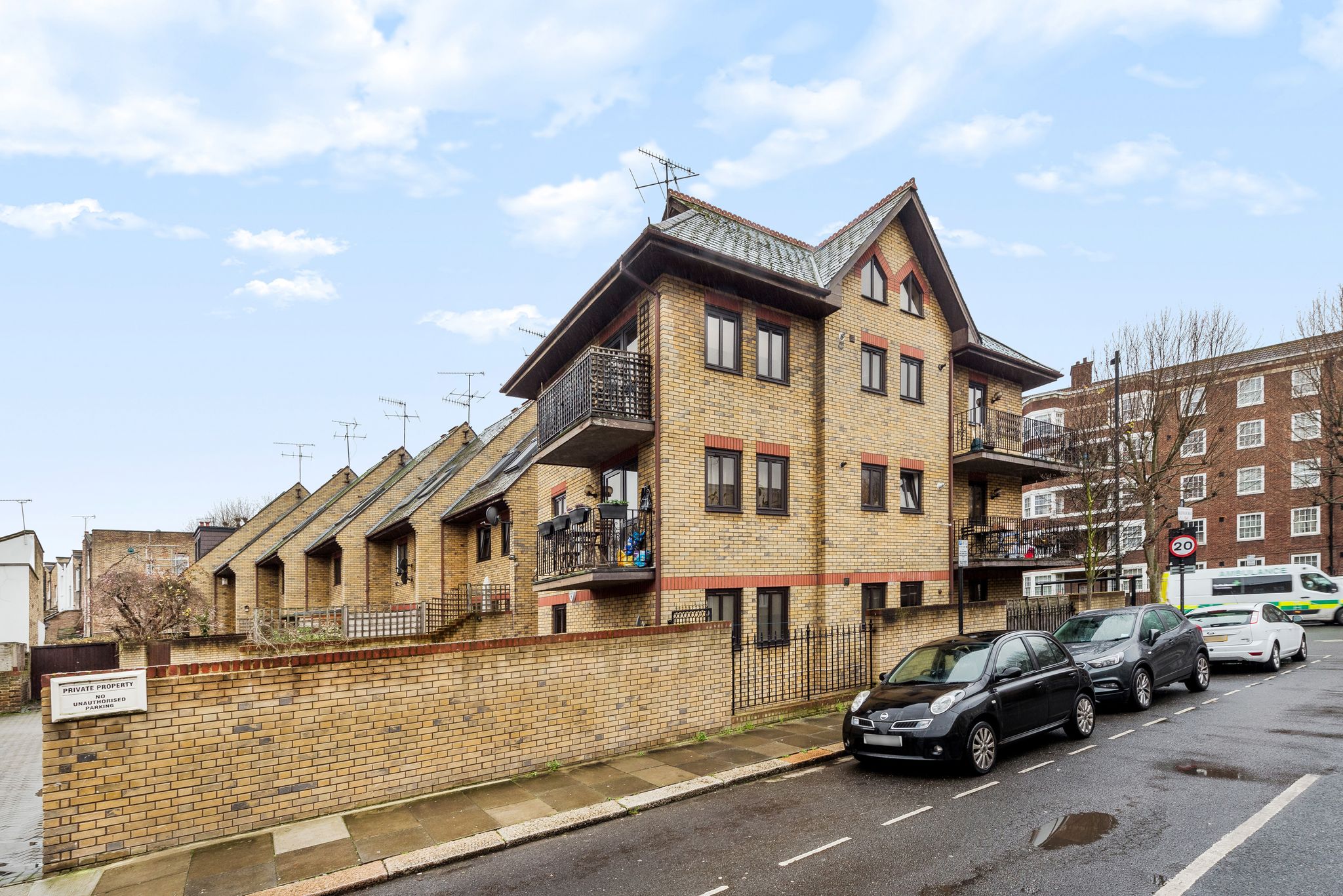 Flat Dalling Road in Greater London
