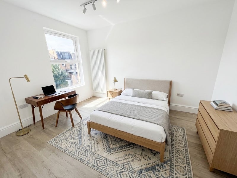 Flat Percy Road in Greater London