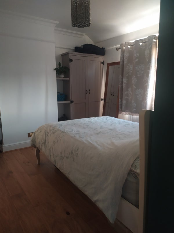 Room Cobbles Crescent in Crawley