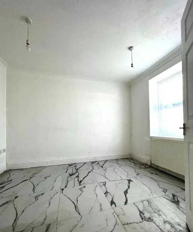 Flat Gordon Road in Gillingham
