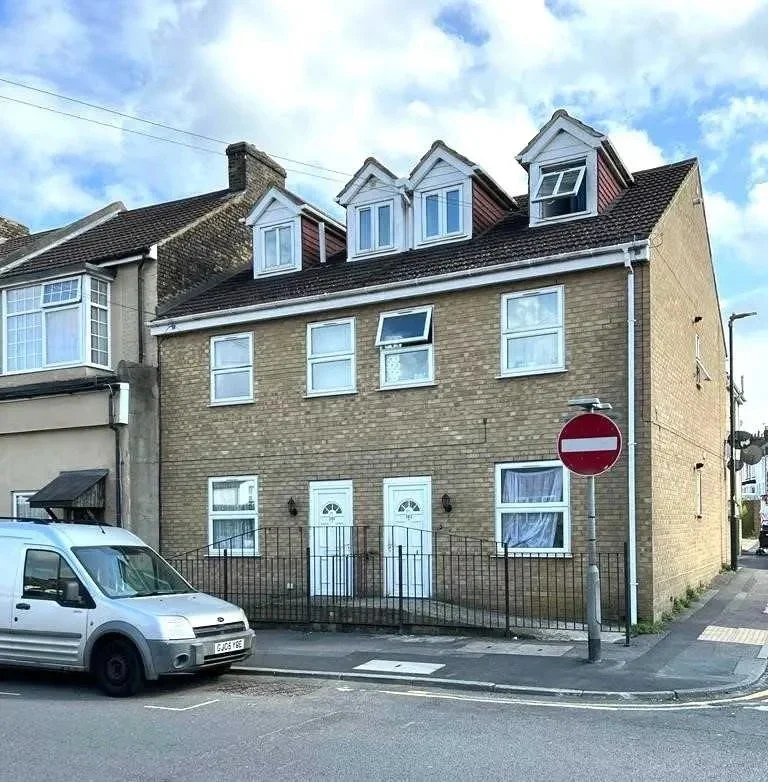 Flat Gordon Road in Gillingham