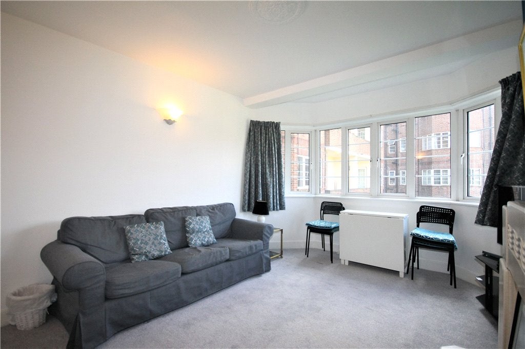 Flat Chiswick Village in Greater London