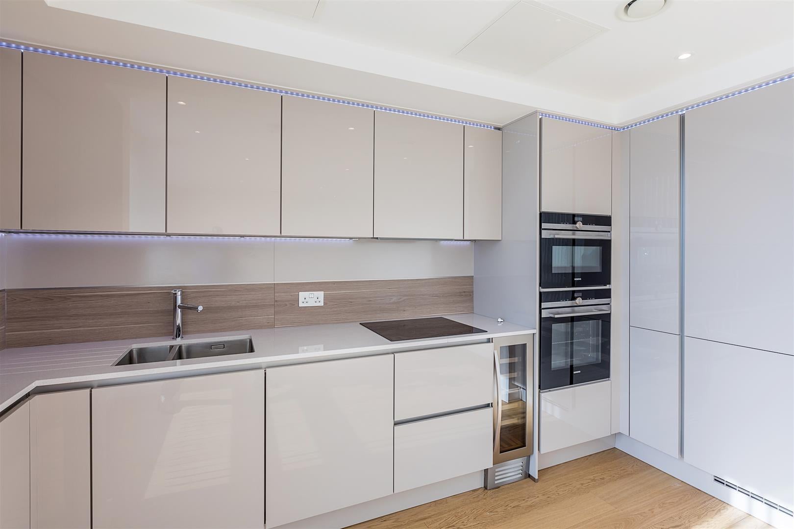 Flat Holland Park Avenue in Greater London