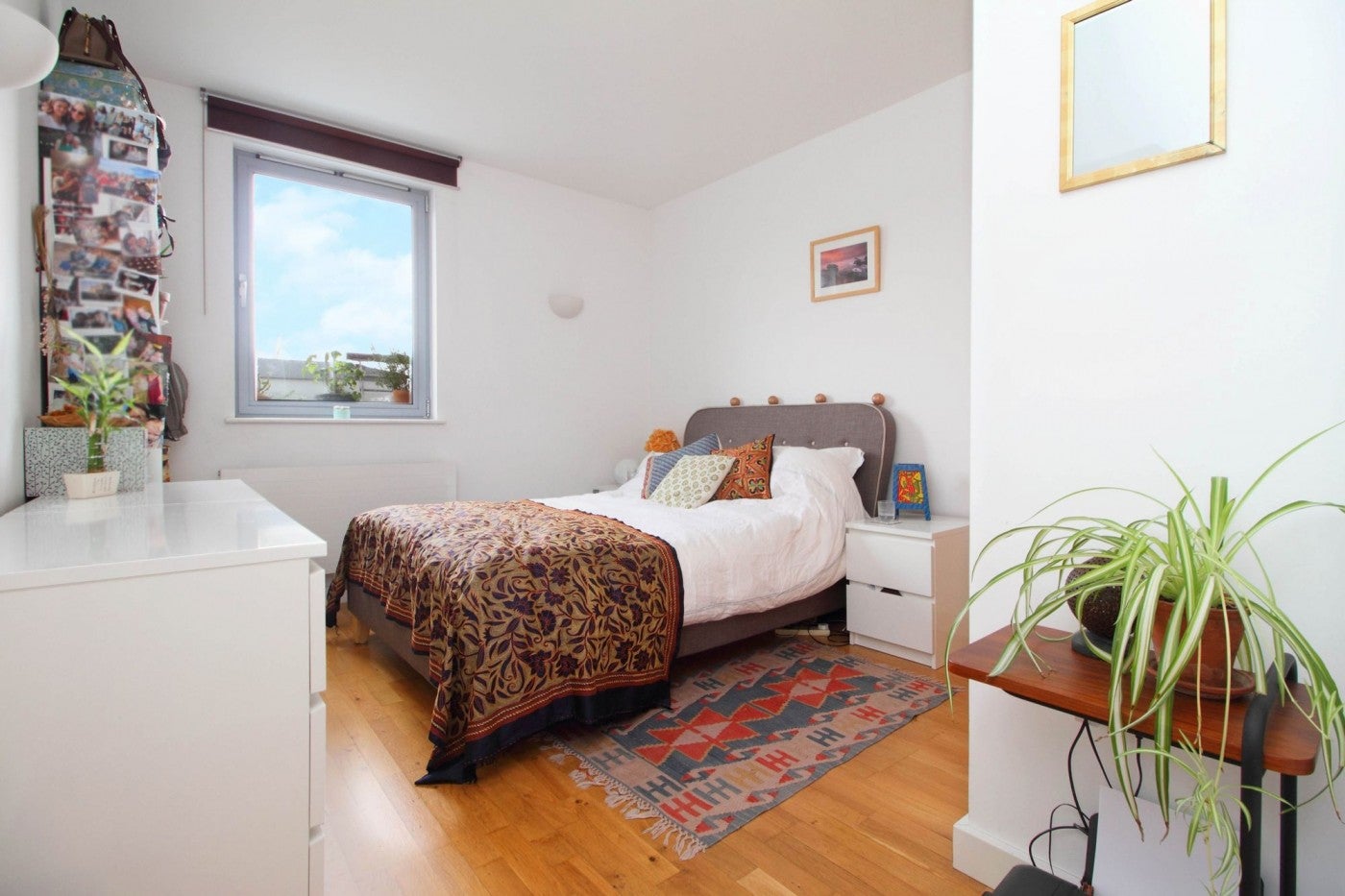 Flat Elthorne Road in Greater London