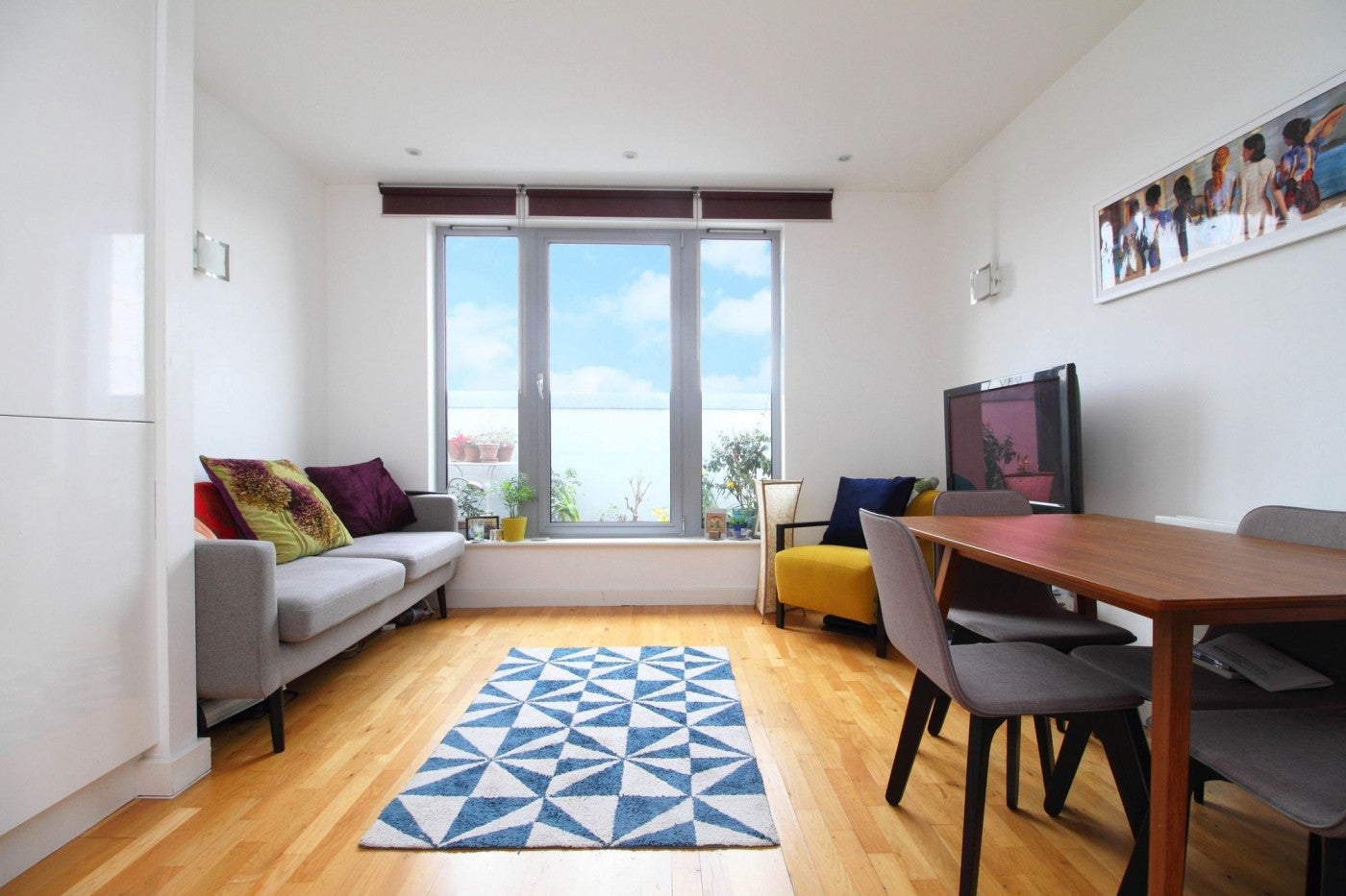 Flat Elthorne Road in Greater London