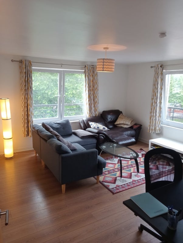 Room Comelypark Street in Glasgow