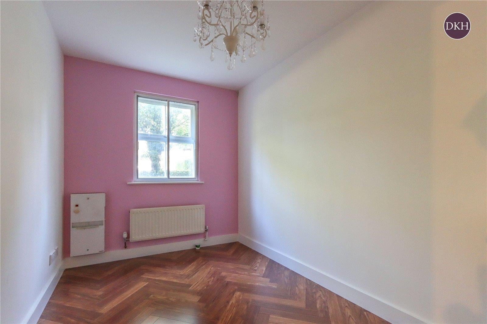 Flat Uxbridge Road in Three Rivers