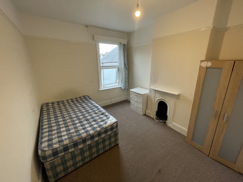 Room Fields Park Road in Cardiff