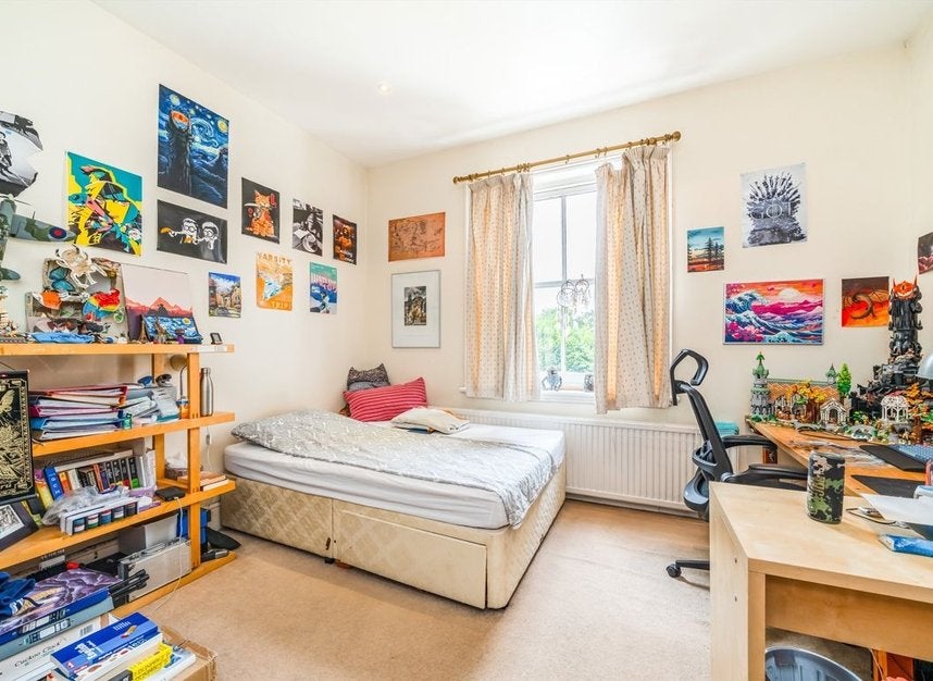 Flat Strawberry Hill Close in Greater London
