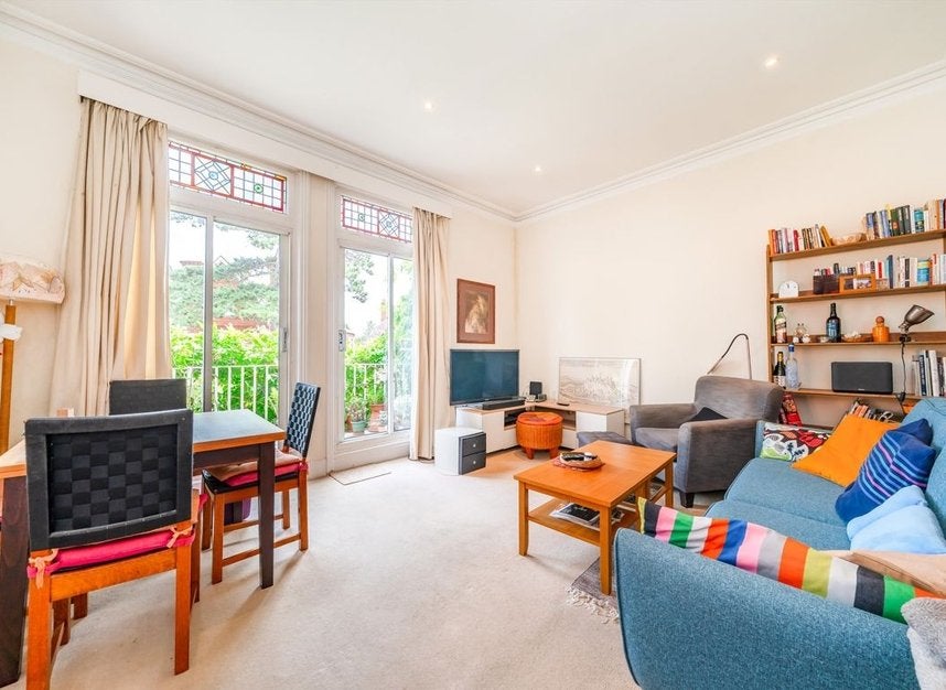 Flat Strawberry Hill Close in Greater London