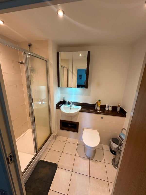 Room Surrey Quays Road in Greater London