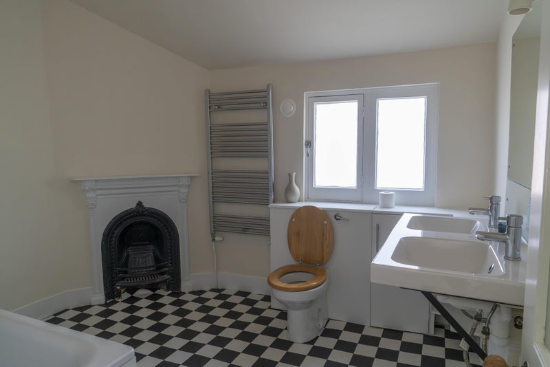 Room Walm Lane in Greater London