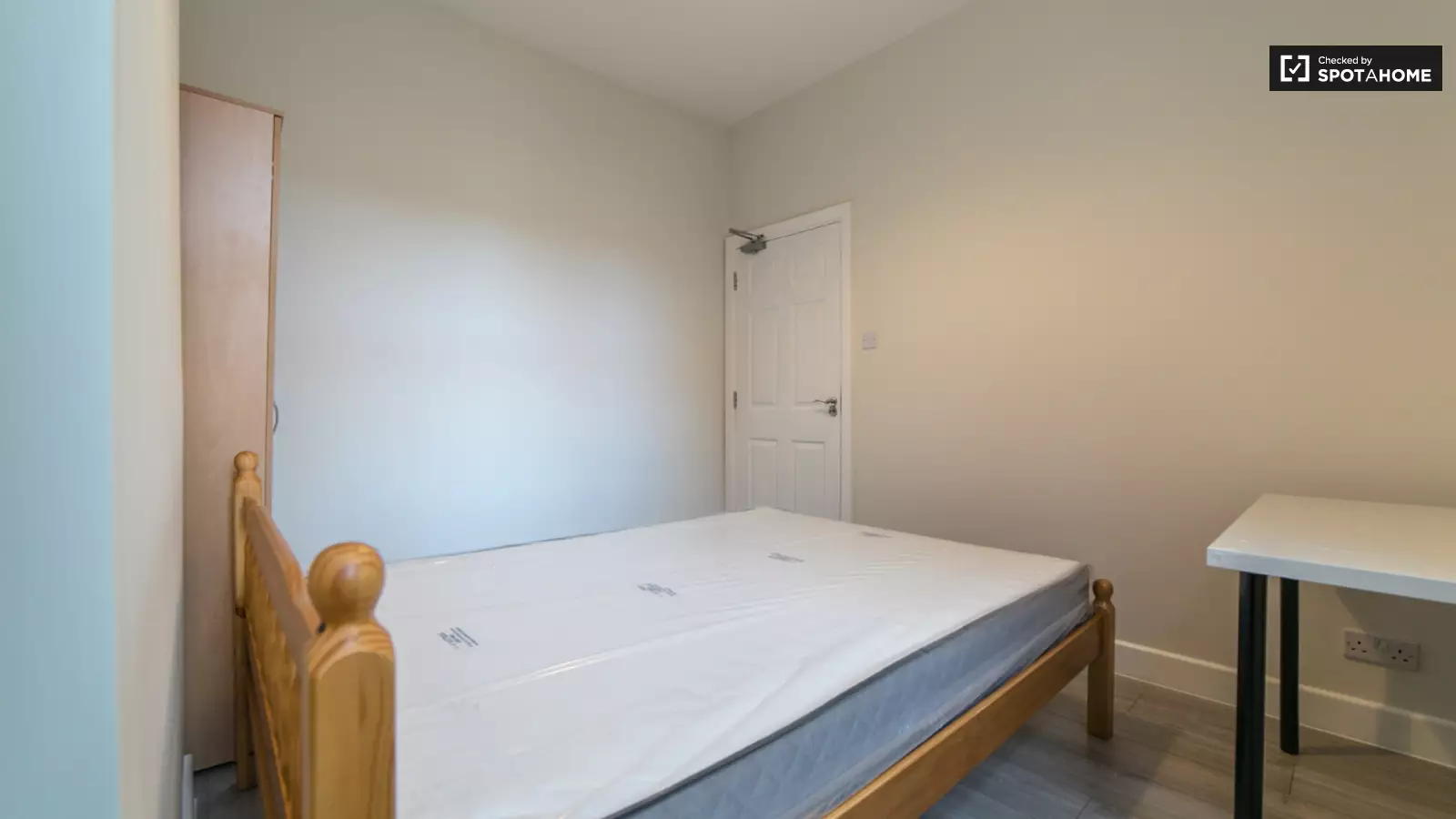 Room Antill Road in Greater London