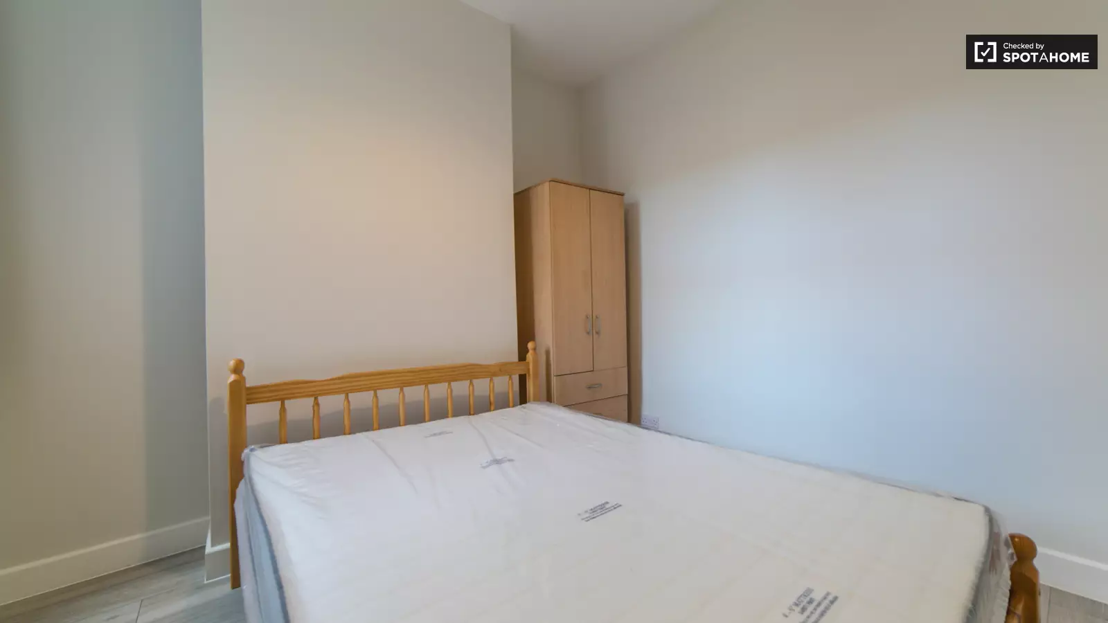 Room Antill Road in Greater London