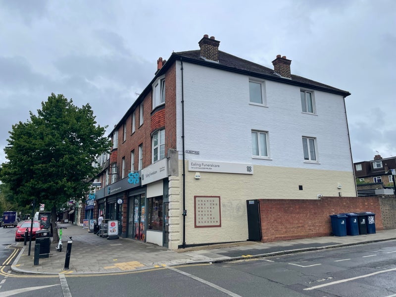 Flat Pitshanger Lane in Greater London
