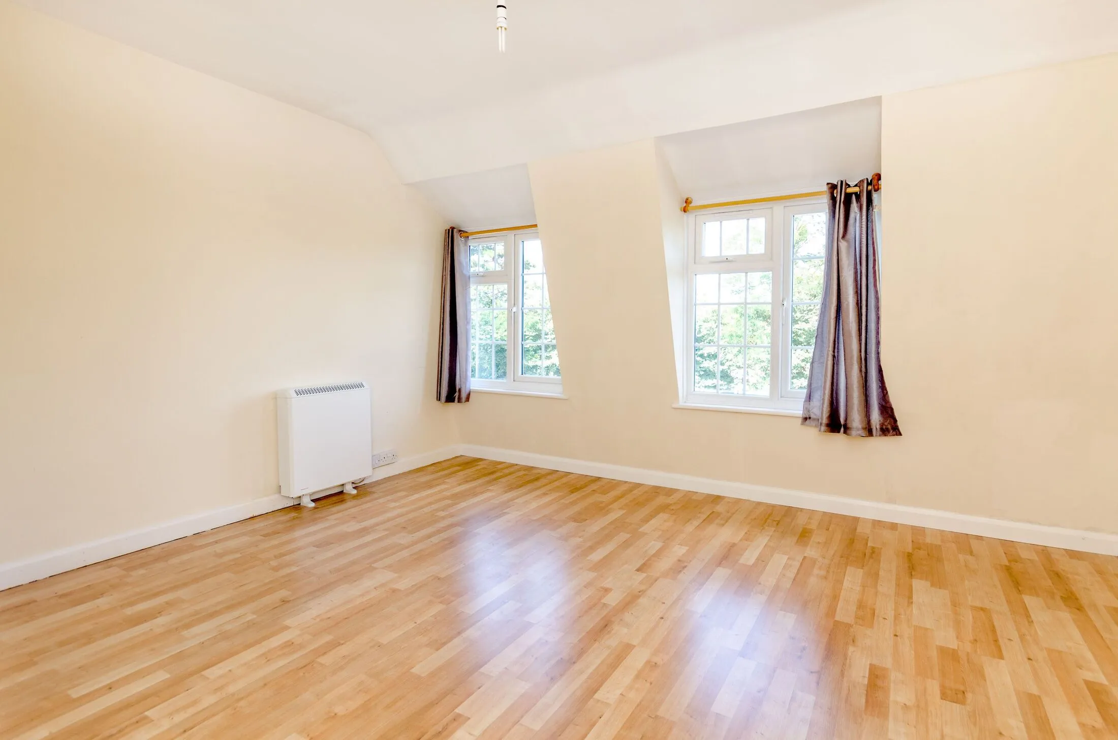 Flat Kingpost Parade in Guildford