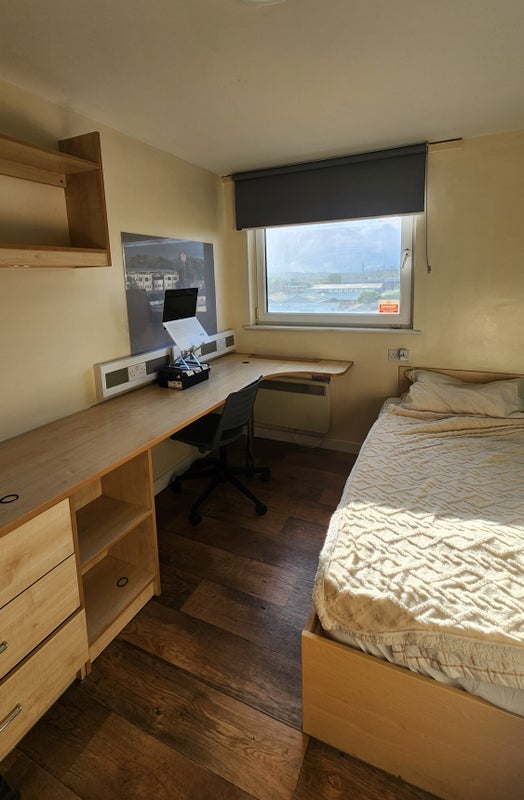 Room Burley Road in Leeds