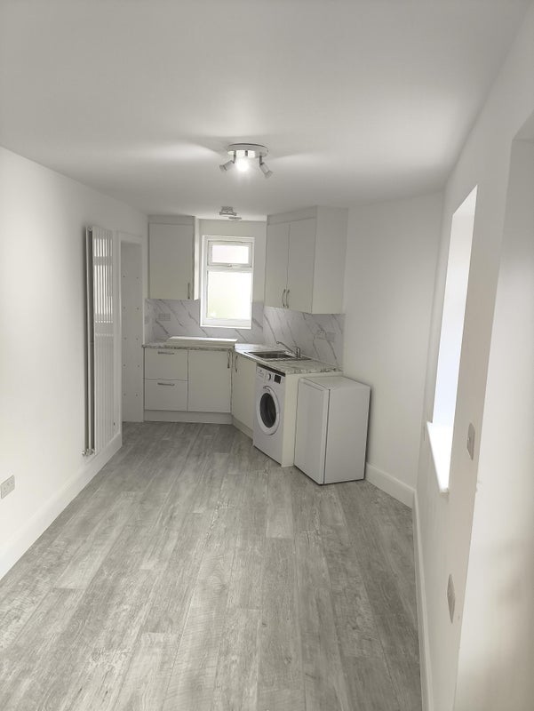 Flat Dale Close in Greater London