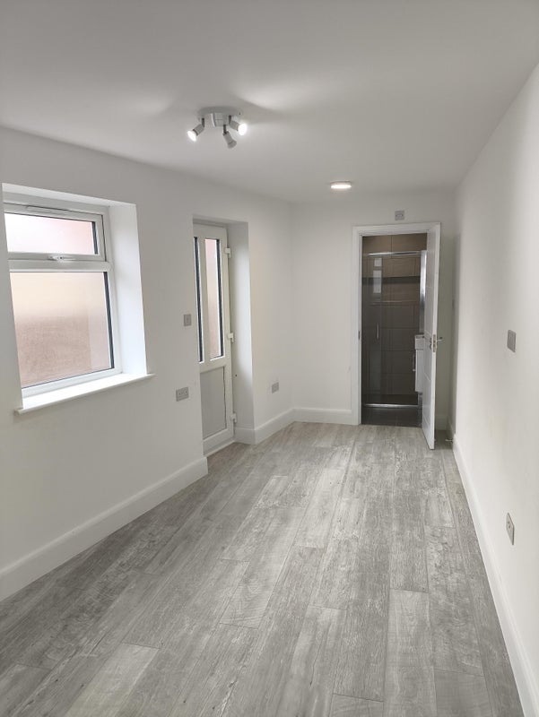 Flat Dale Close in Greater London