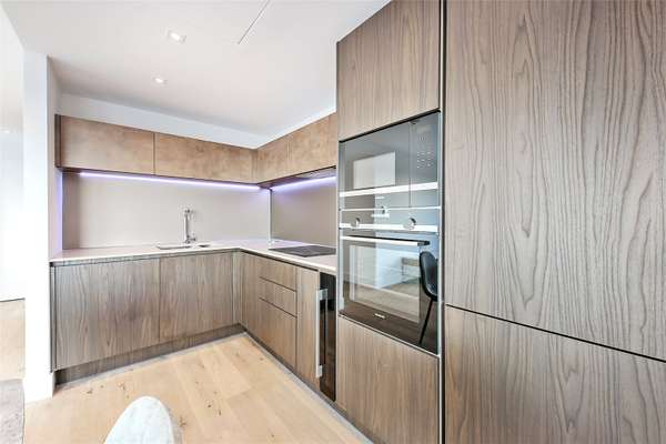Flat Langley Lane in Greater London