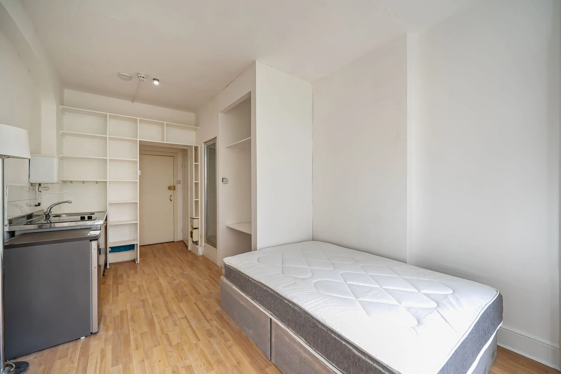 Flat Marloes Road in Greater London