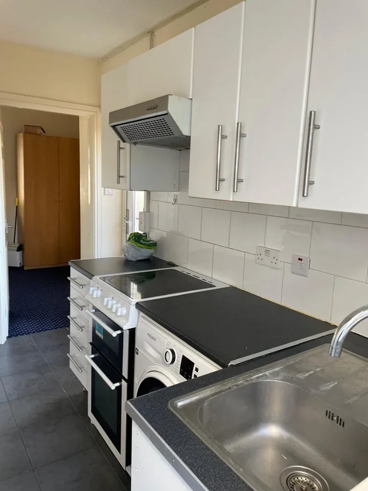 Flat Bell House Road in Greater London