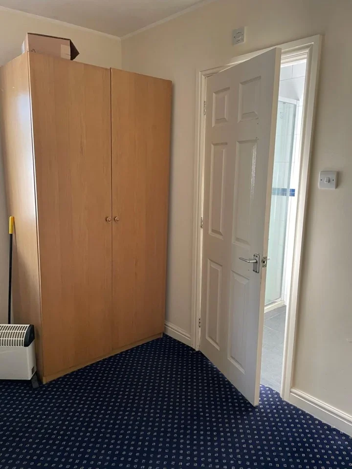 Flat Bell House Road in Greater London