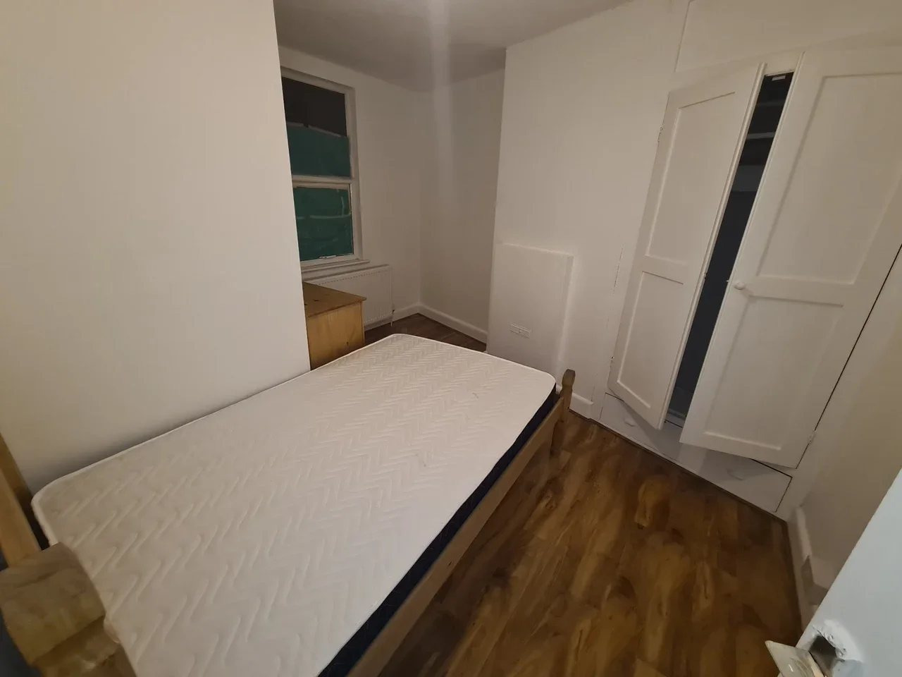 Room Saint James Road in Northampton
