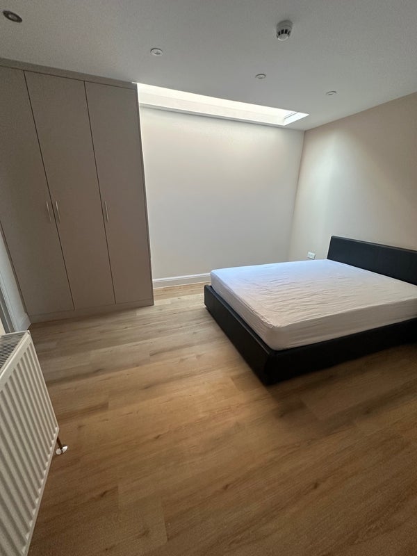 Room Hawthorne Crescent in Slough