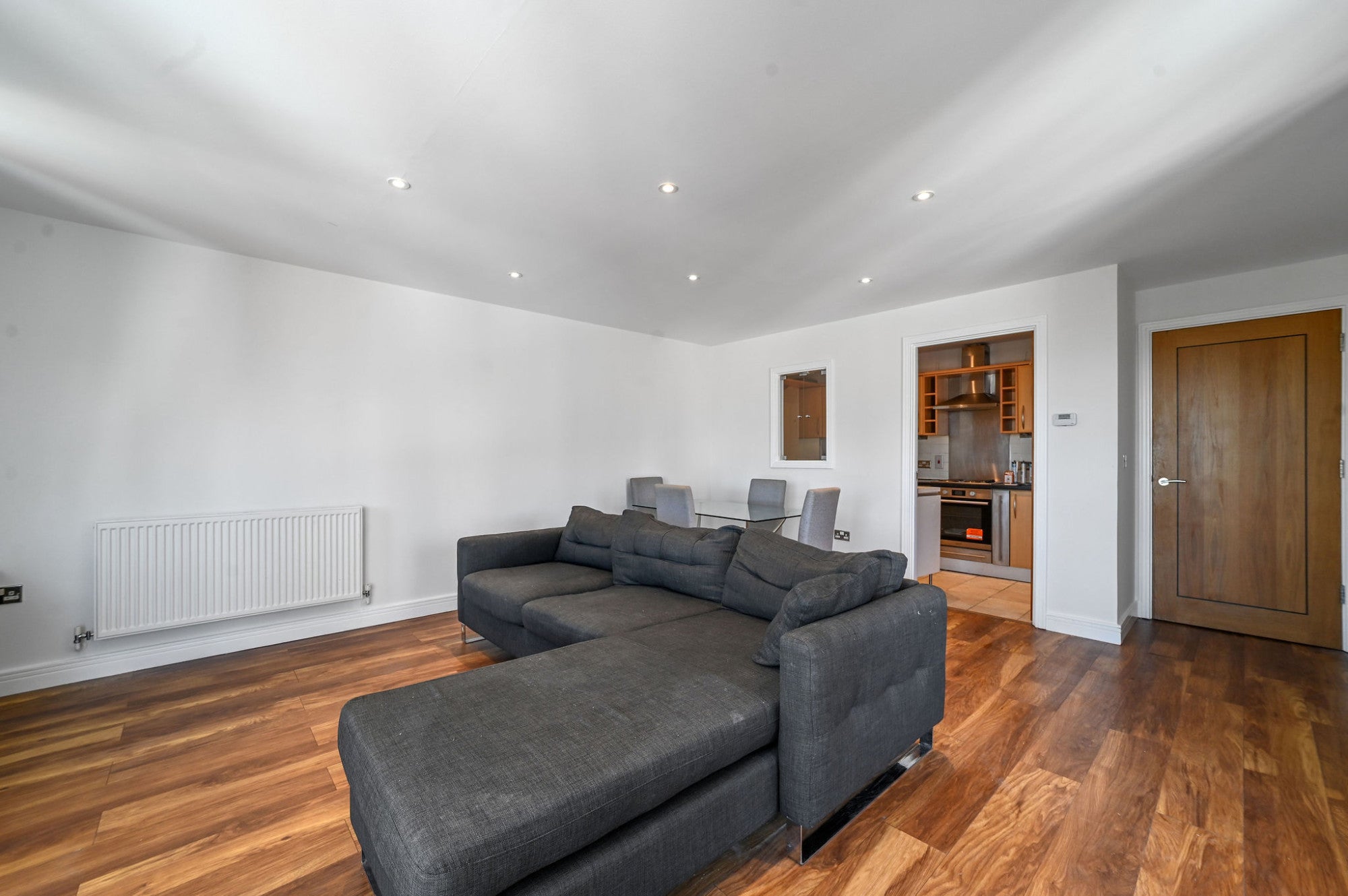 Flat Newport Avenue in Greater London