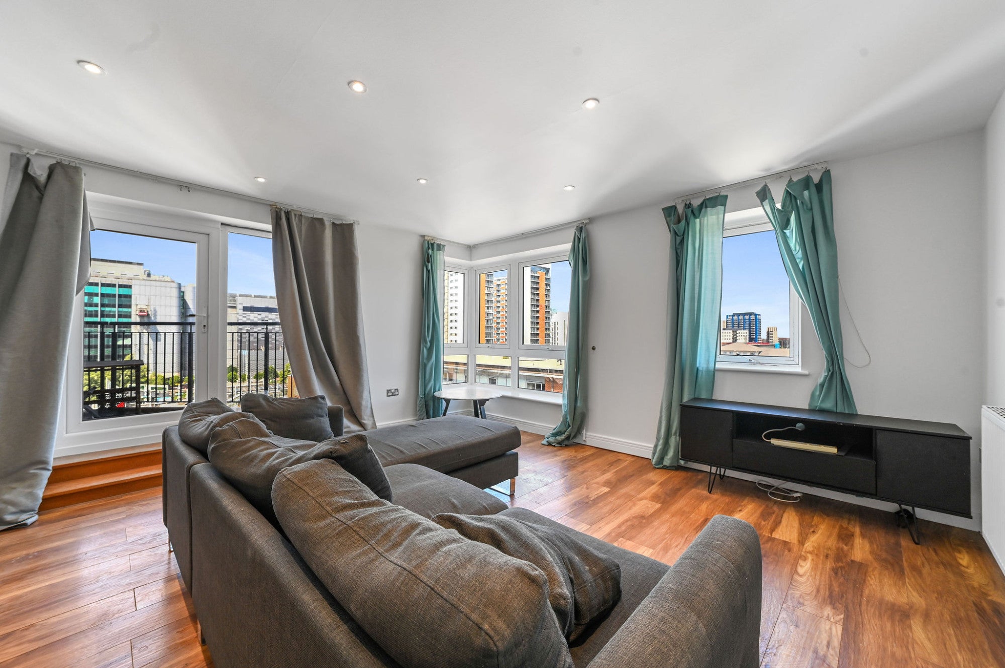 Flat Newport Avenue in Greater London