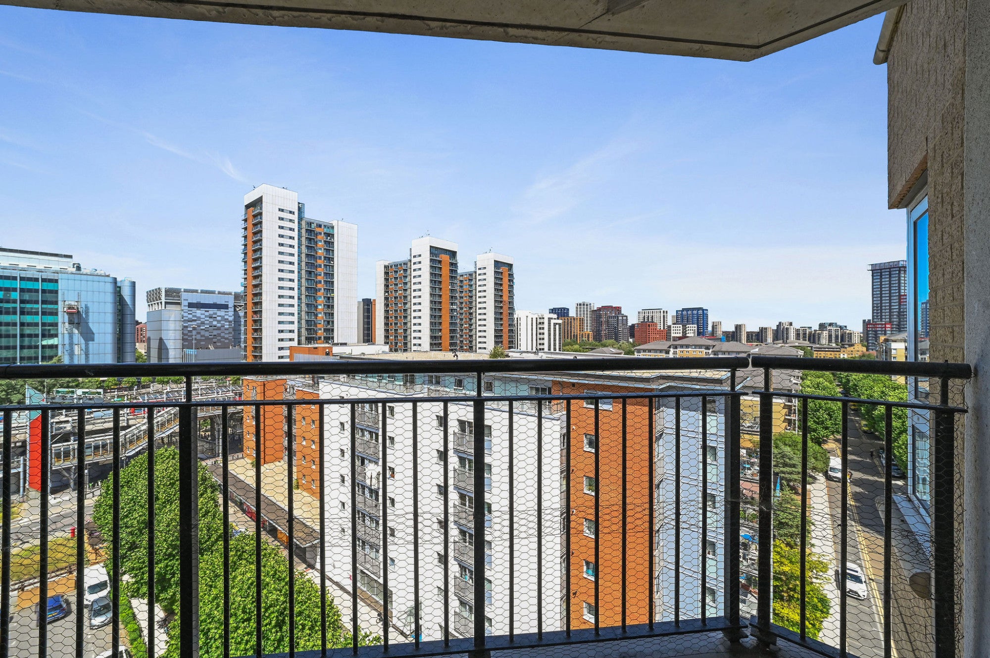 Flat Newport Avenue in Greater London
