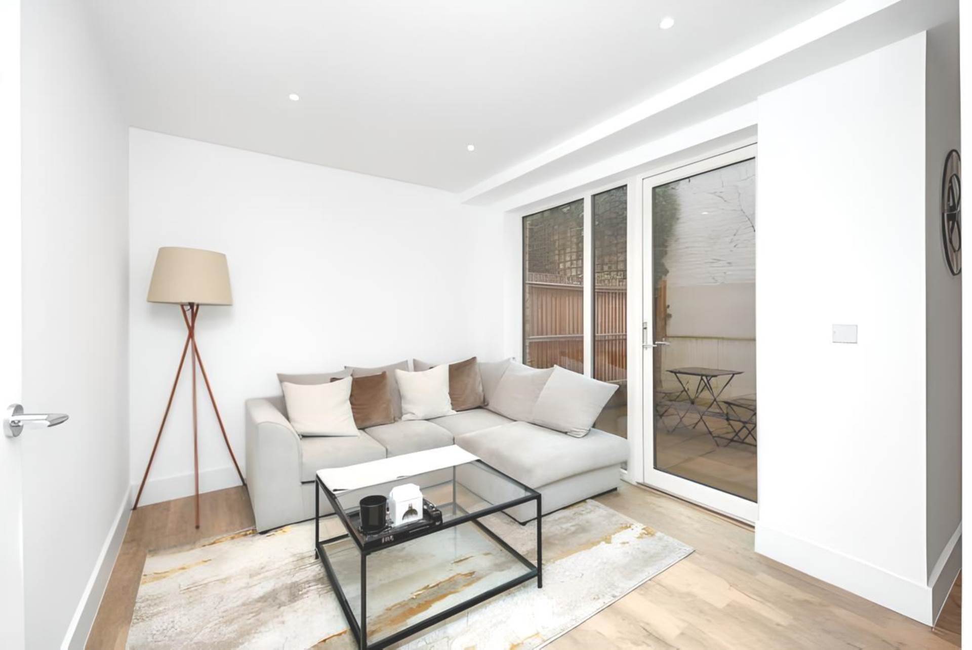 Flat Kempton Road in Greater London