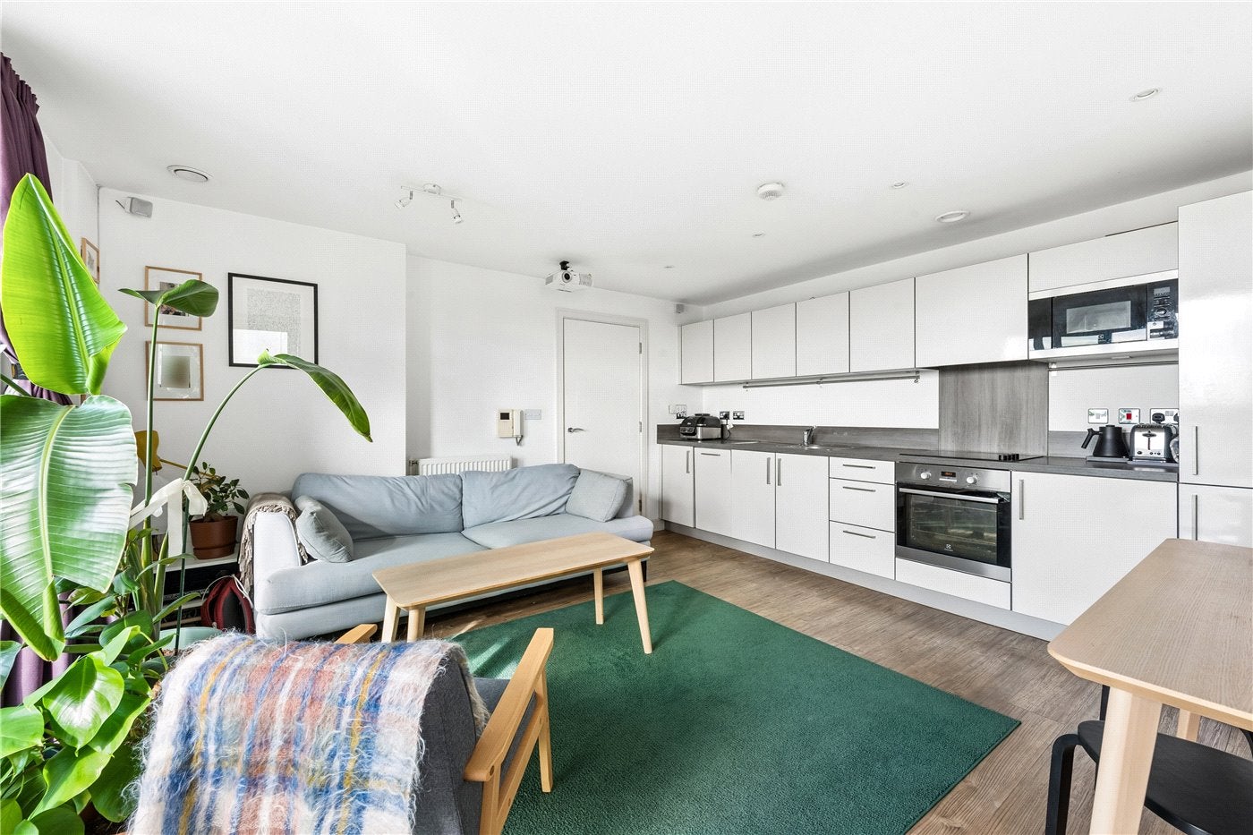Flat Roseberry Place in Greater London