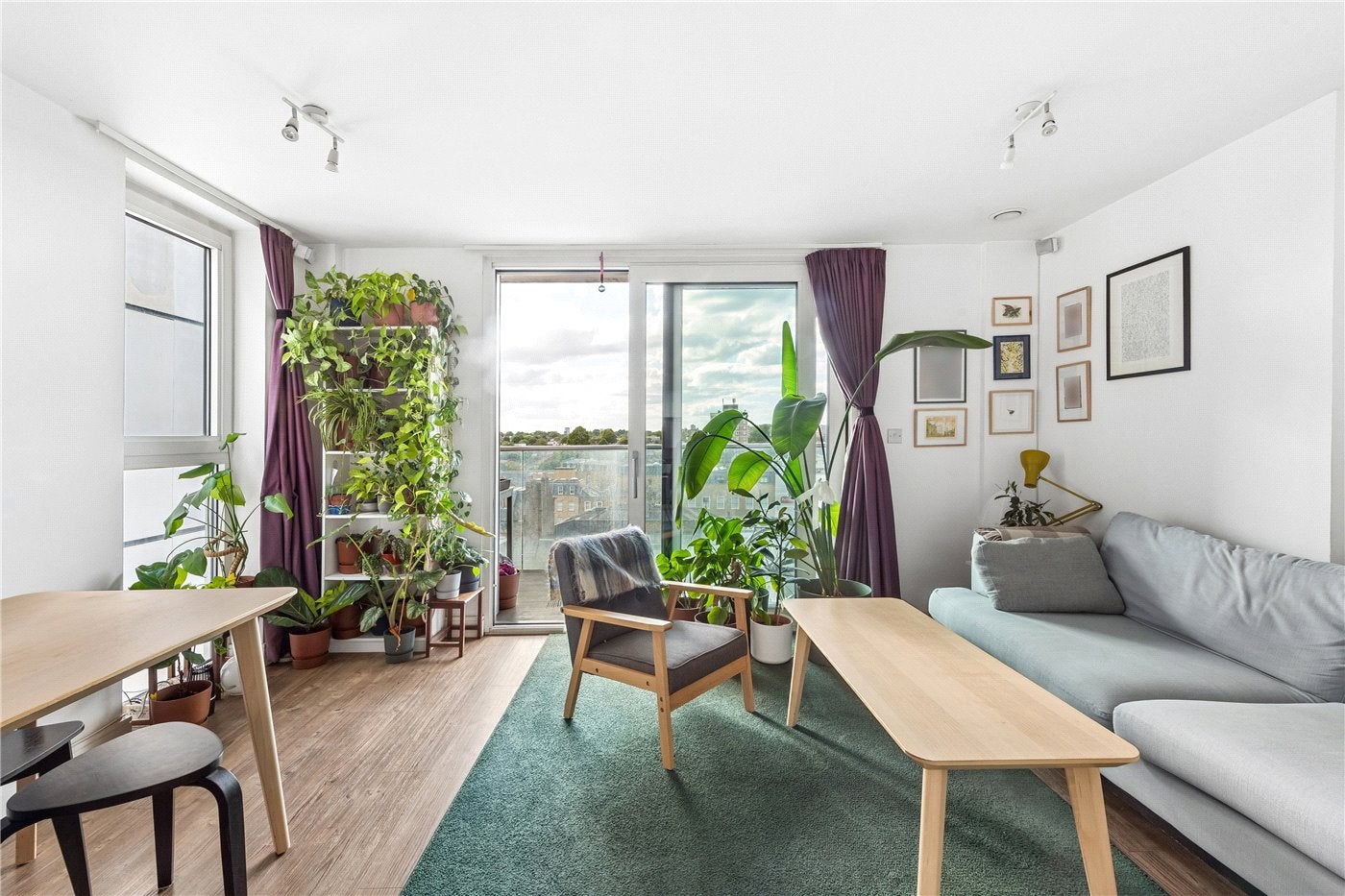 Flat Roseberry Place in Greater London