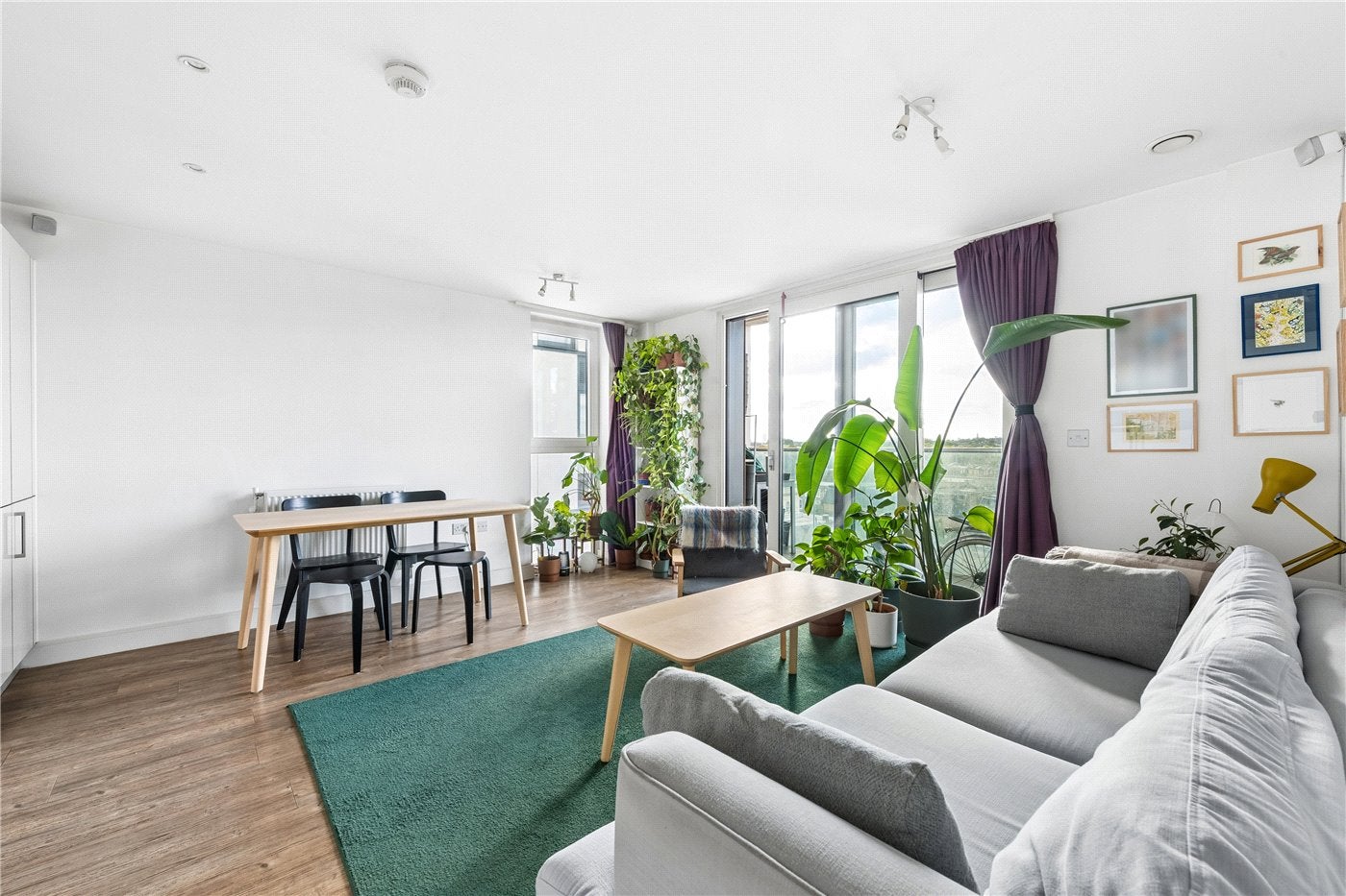 Flat Roseberry Place in Greater London