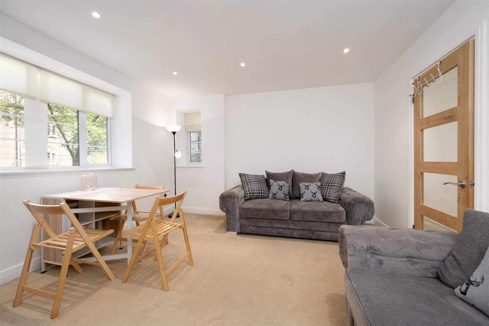 Flat Christchurch Avenue in Greater London