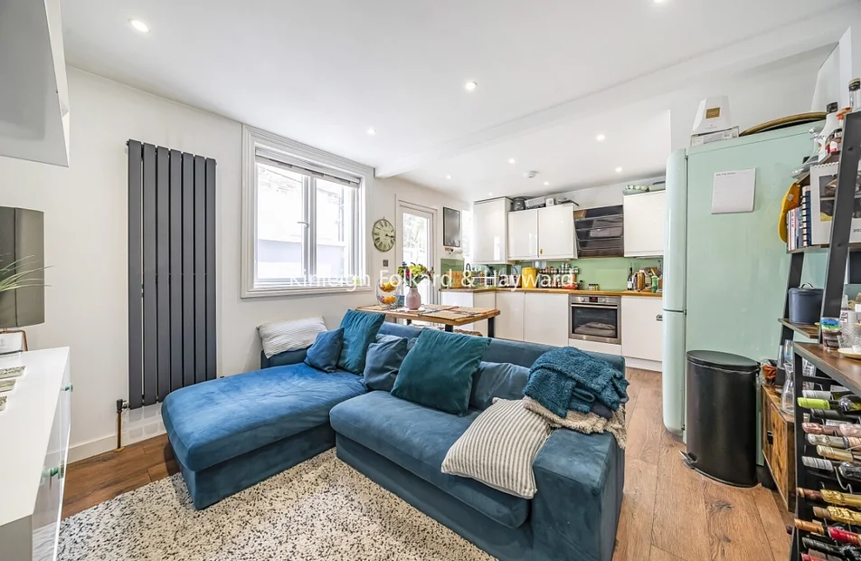 Flat Mellison Road in Greater London