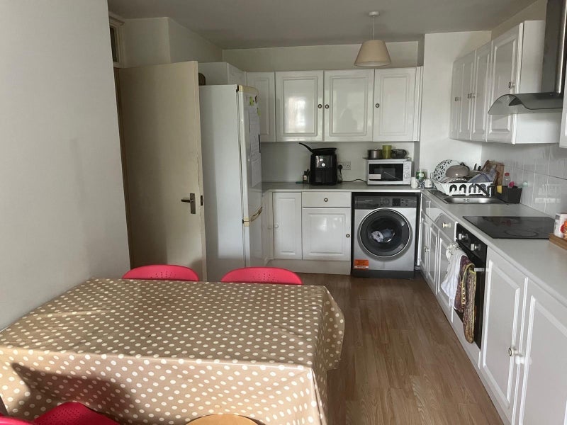 Room Shuttleworth Road in Greater London