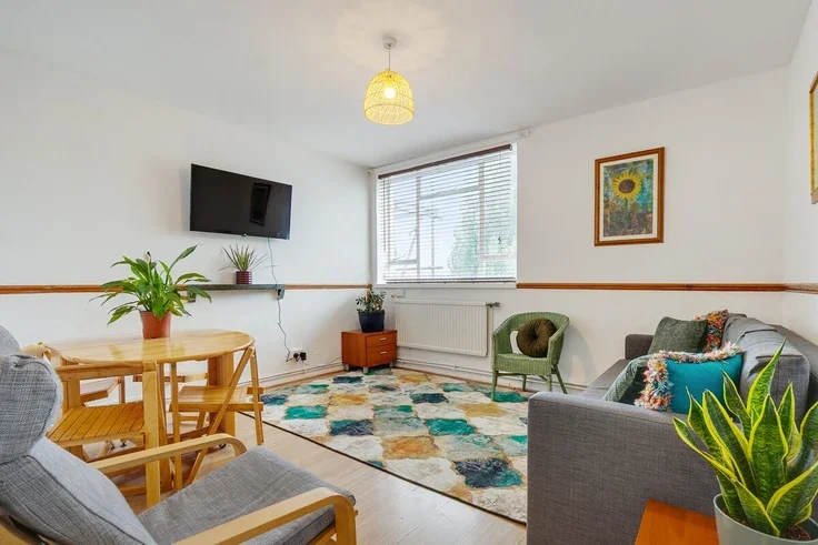 Flat Cruikshank Street in Greater London