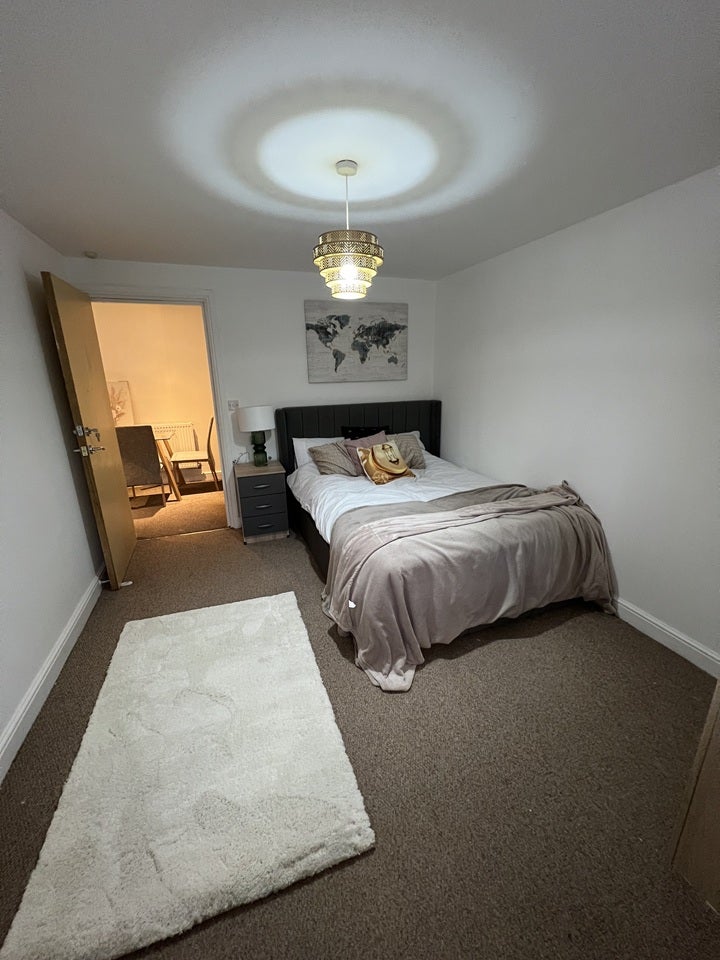 Room Greenwood Road in Manchester