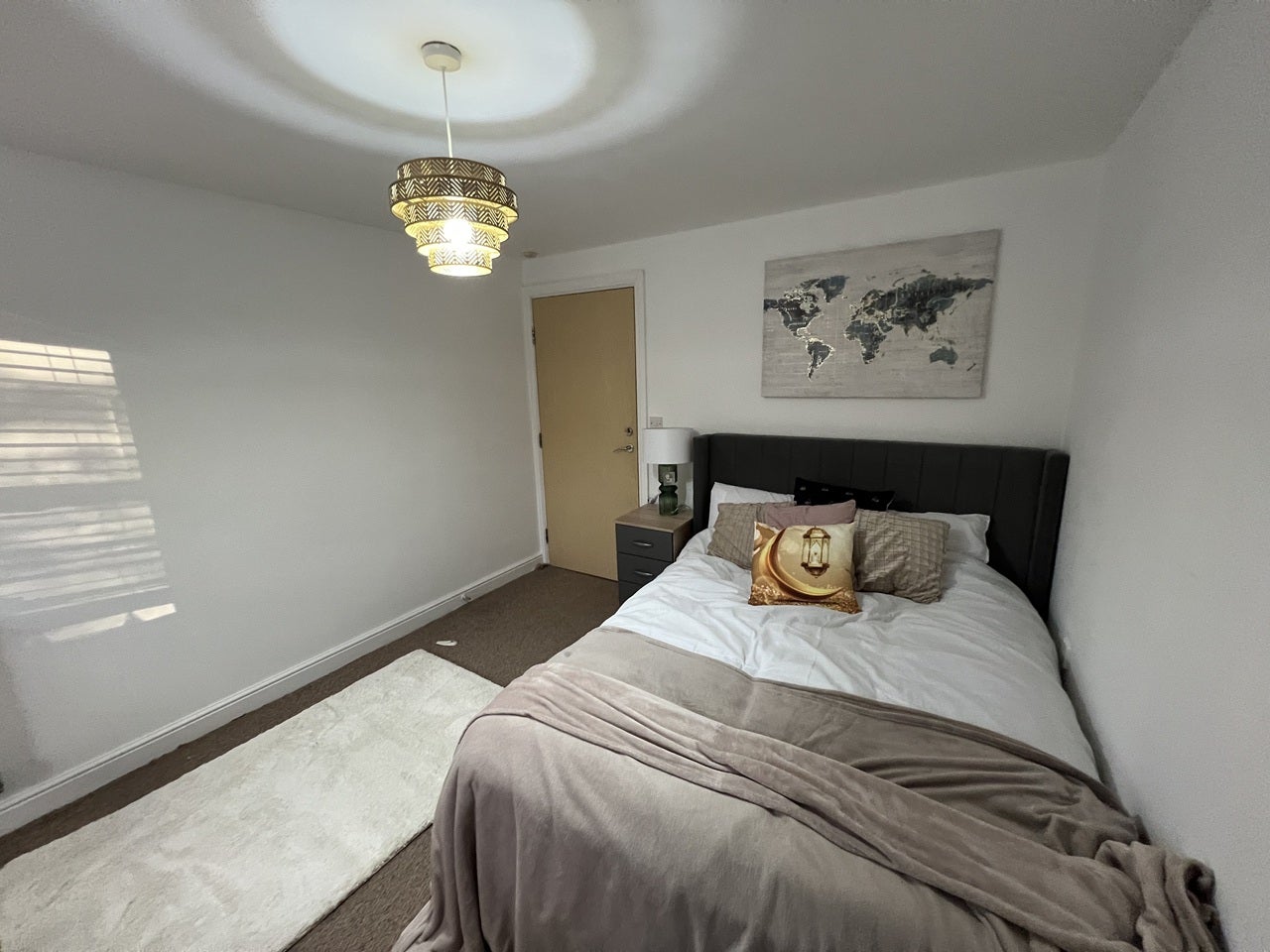 Room Greenwood Road in Manchester