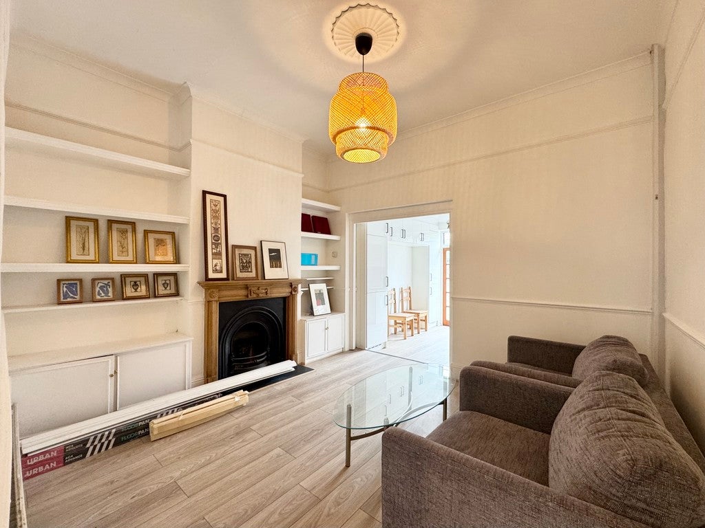 Flat Galveston Road in Greater London