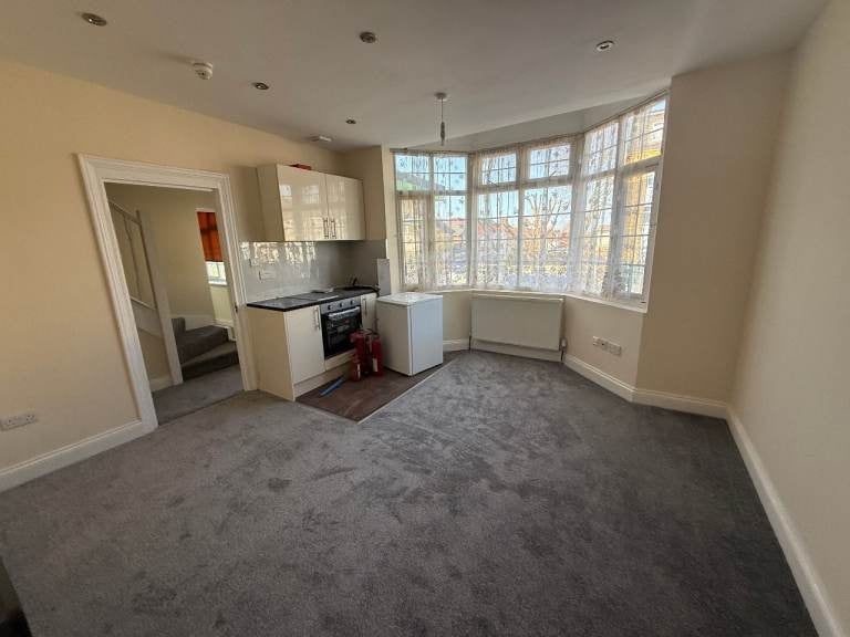 Flat Bowrons Avenue in Greater London