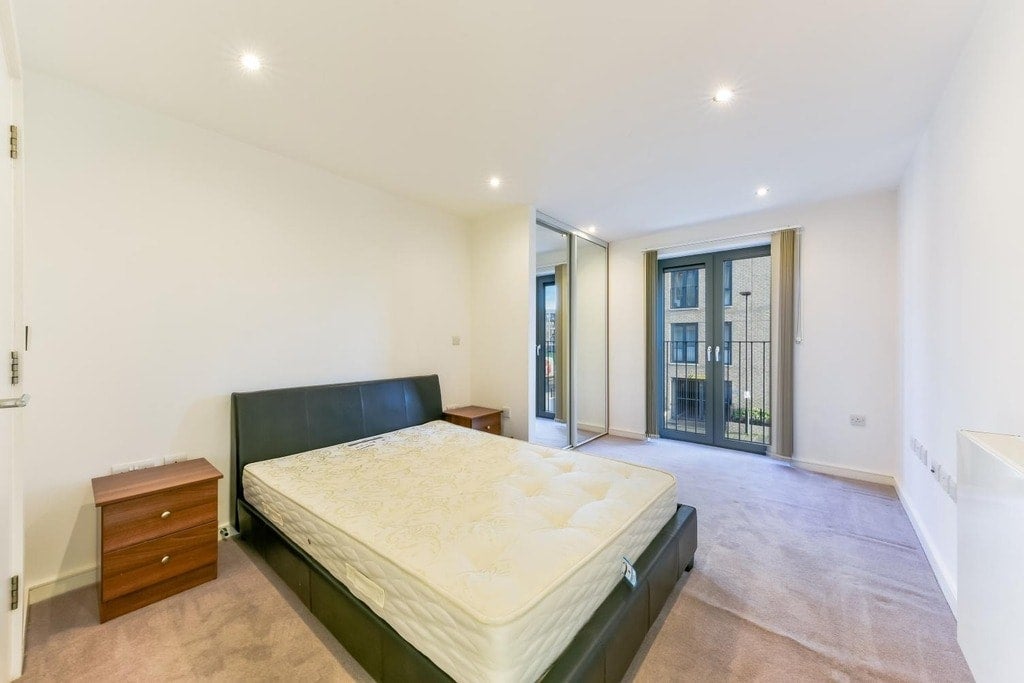 Flat Eythorne Road in Greater London