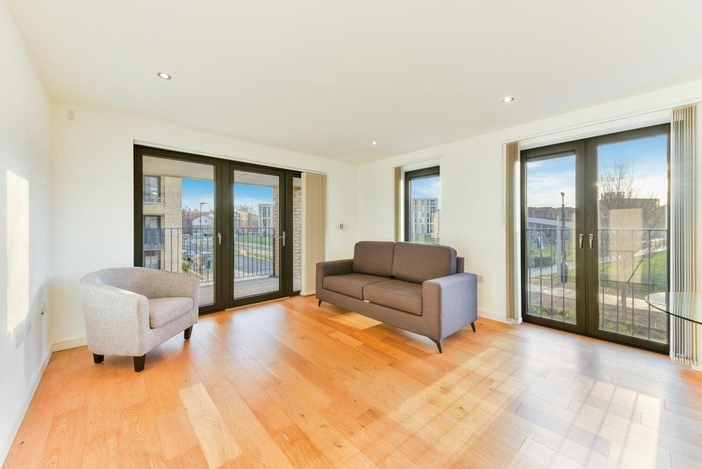Flat Eythorne Road in Greater London