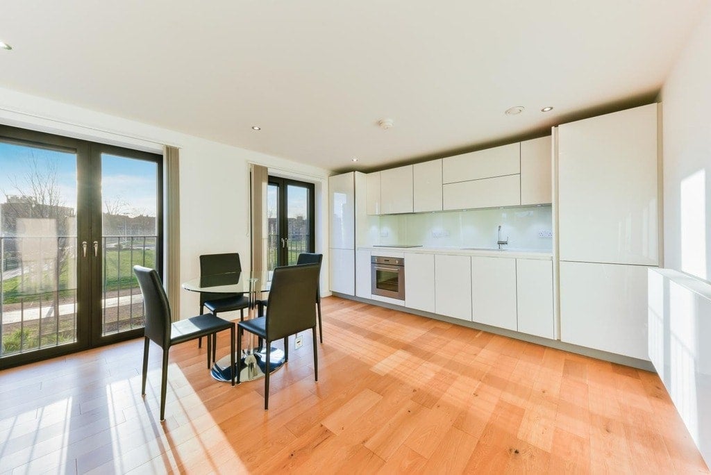 Flat Eythorne Road in Greater London