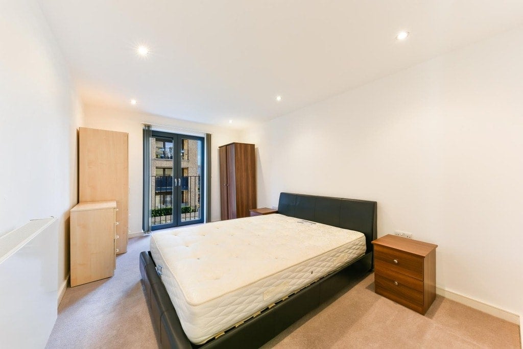 Flat Eythorne Road in Greater London