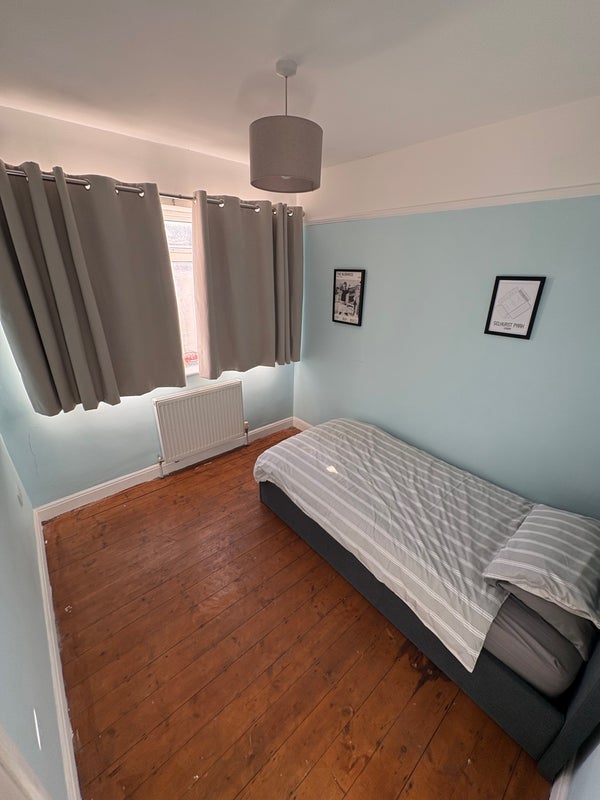 Room Warrington Road in Greater London