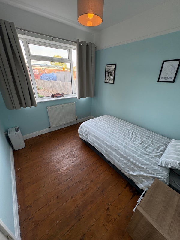 Room Warrington Road in Greater London
